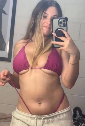 Cythia, 28 Caucasian/White female escort, Comox Valley